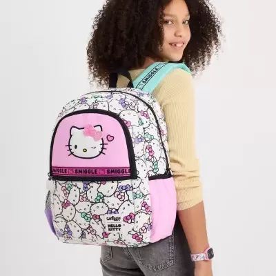 Mochila Hello Kitty branca e rosa com padrão colorido, usada por rapariga com camisola creme e calças cinza