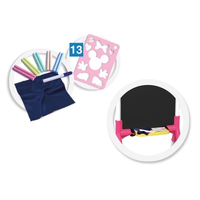 Conjunto de marcadores, pano, stencil rosa e quadro-negro com moldura branca e suportes cor de rosa