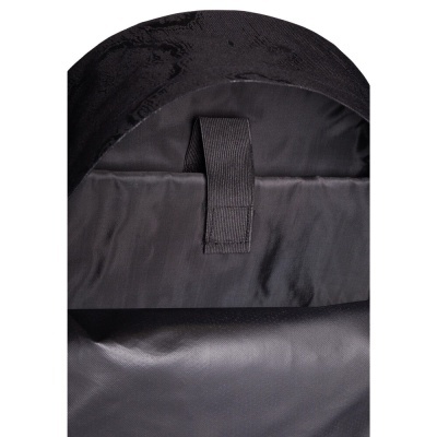 Interior de mochila preta com alça de fixação