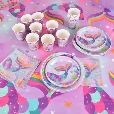 Conjunto de artigos de festa com tema de sereia em tons lilás e coloridos