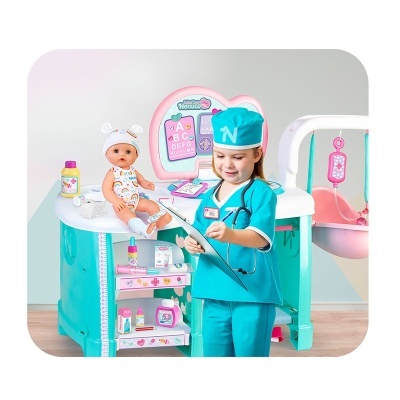 Criança vestida como médica num conjunto de brinquedo de consultório pediátrico com boneca e acessórios coloridos.