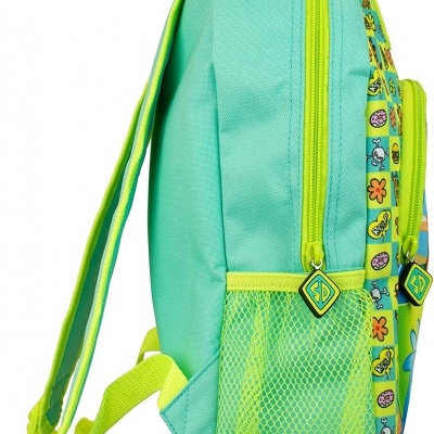 Mochila azul turquesa com detalhes amarelos e padrão colorido com personagens, vista lateral