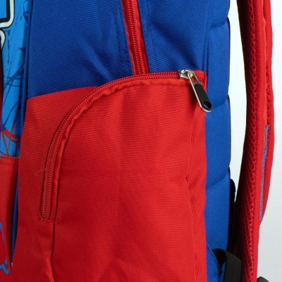 Mochila azul e vermelha com bolso lateral e fecho metálico
