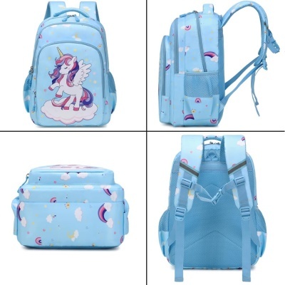 Mochila azul clara com padrão de nuvens e arco-íris e um unicórnio estampado