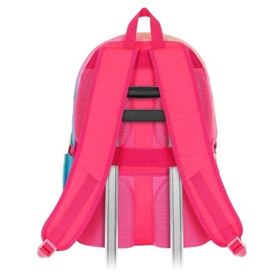 Mochila cor de rosa vista de trás com alças acolchoadas e suporte para mala de rodas.