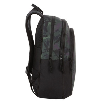 Mochila camuflada verde e preta com três compartimentos e alças acolchoadas