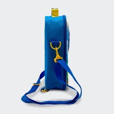 Mochila infantil azul com alça ajustável e gancho amarelo vista de lado
