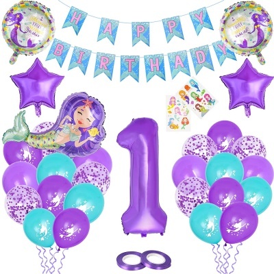 Decoração de aniversário com balões coloridos e tema de sereia
