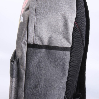 Mochila cinzenta vista de lado com bolso lateral e alças acolchoadas