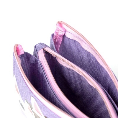 Carteira ou estojo lilás com três compartimentos e fechos cor-de-rosa