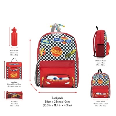 Mochila infantil vermelha com padrão xadrez e motivo de carro com acessórios correspondentes