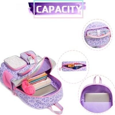 Mochila lilás com padrão de corações e vários compartimentos abertos