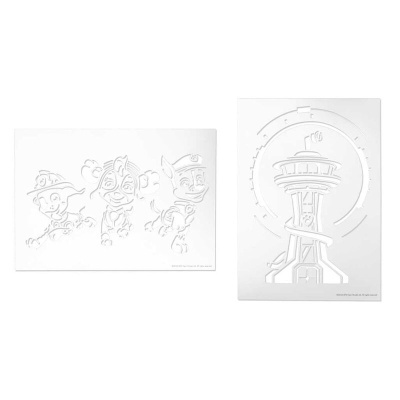 Folhas brancas com relevos stencil de personagens e torre