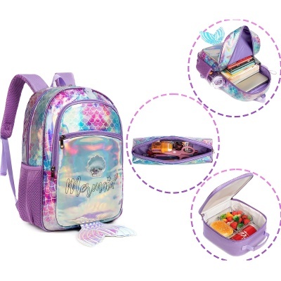 Mochila infantil colorida com padrão de escamas e bolso frontal holográfico, com compartimentos para livros, estojo e lancheira térmica.