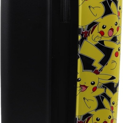 Mala rígida preta e amarela com padrão Pikachu e rodas giratórias