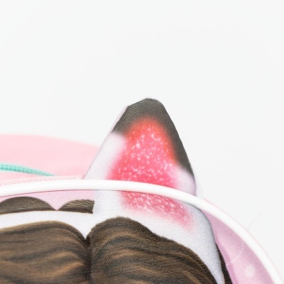 Orelha de peluche castanha com detalhes rosa e preto