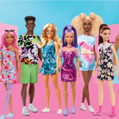 Seis bonecas Barbie vestidas com roupas coloridas e padrões variados em fundo azul e rosa.