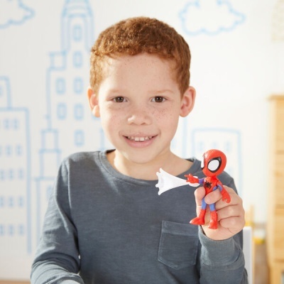 Criança a segurar boneco do Homem-Aranha com fundo ilustrado de edifícios