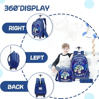 Mochila azul com rodinhas e estampa do personagem Popeye, textos BEST GAMER e POPEYE, com estojo e sacola, mostrada em vários ângulos e menino ao fundo.