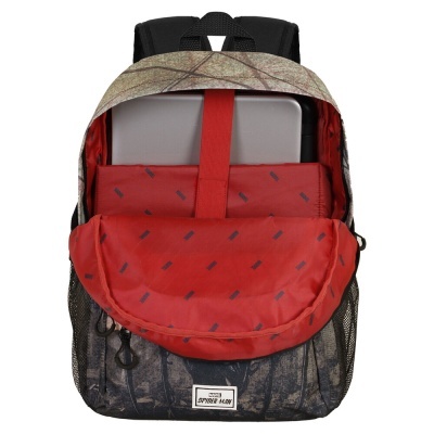 Mochila castanha e preta com interior vermelho e um portátil prateado dentro