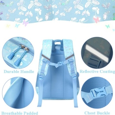 Mochila azul clara com alças acolchoadas e fivela no peito