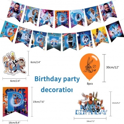 Decoração de festa Space Jam com faixa Happy Birthday, balões laranja e recortes dos personagens.