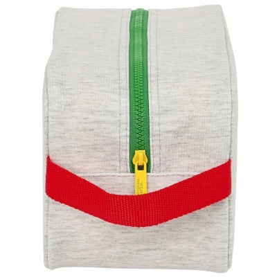 Bolsa cinza clara com fecho verde e alça vermelha