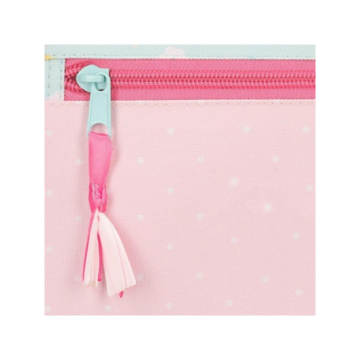 Zoom em fecho de correr rosa com fita pendurada em bolsa rosa com pontos brancos