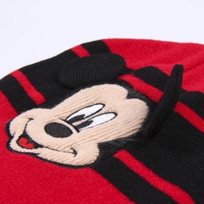 Gorro de lã vermelho com bordado do rosto do Mickey Mouse e riscas pretas.
