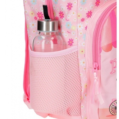 Mochila rosa com padrão de flores e garrafa de vidro no bolso lateral