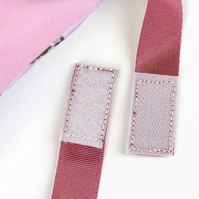 Fita cor-de-rosa com fecho de velcro e costura visível