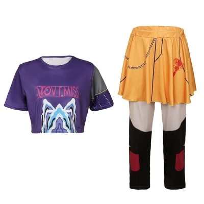 Top roxo curto com texto e calças com saia amarela sobrepostas