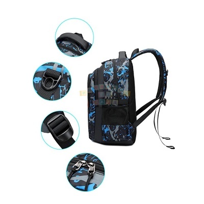 Mochila camuflada azul com fechos metálicos e alças ajustáveis