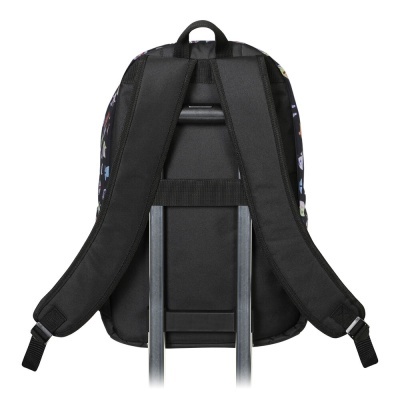 Mochila preta com alças acolchoadas numa mala de viagem