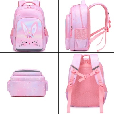 Mochila infantil rosa com imagem de coelho e detalhes coloridos