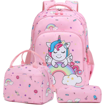 Conjunto rosa com mochila, bolsa térmica e estojo com desenhos de unicórnios e arco-íris.