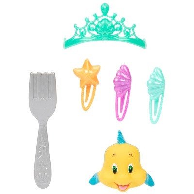 Conjunto de brinquedos infantis com garfo cinzento, tiara verde-água, cabeça de personagem amarela e ganchos coloridos