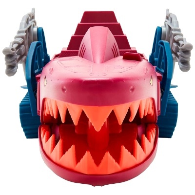 Brinquedo em forma de tubarão vermelho com dentes laranja e detalhes azuis