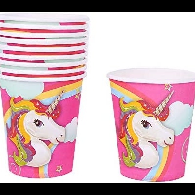 Copos descartáveis de papel cor-de-rosa com unicórnio colorido e arco-íris