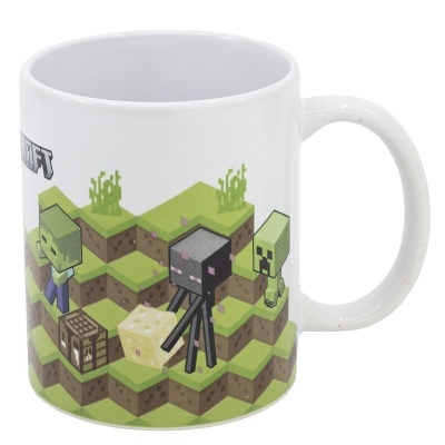 Caneca branca de cerâmica com estampa do jogo Minecraft com personagens em terreno de blocos