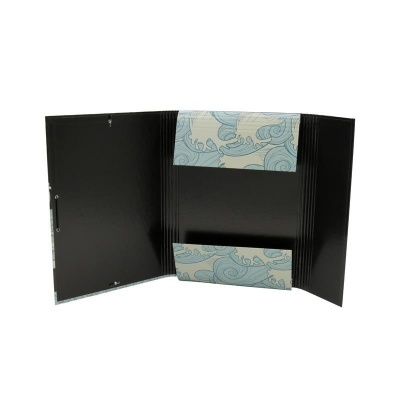 Pasta preta de cartão com abas interiores decoradas e padrão de ondas azul e bege