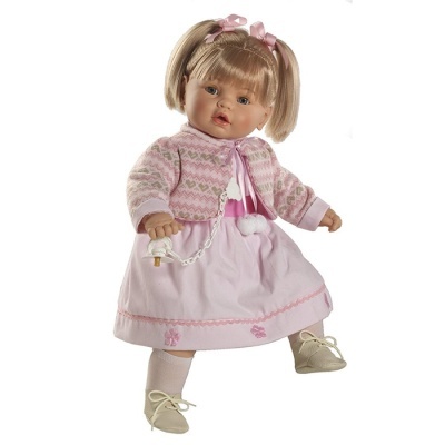 Boneca loira vestida de rosa segurando biberão branco