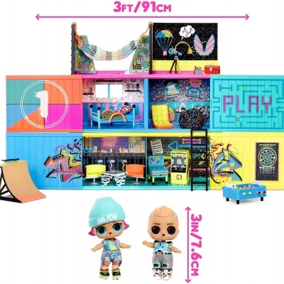 Conjunto de casa de bonecas colorida com acessórios e duas bonecas, medindo 91 cm de largura