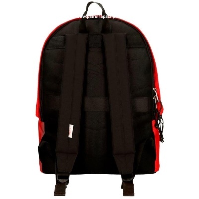 Mochila vermelha e preta vista por trás com alças acolchoadas