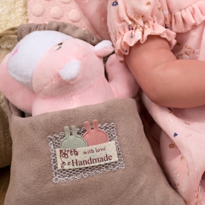 ARIAS REBORN 45 CM ESTHER COM MANTA, PELUCHE E BOLSA