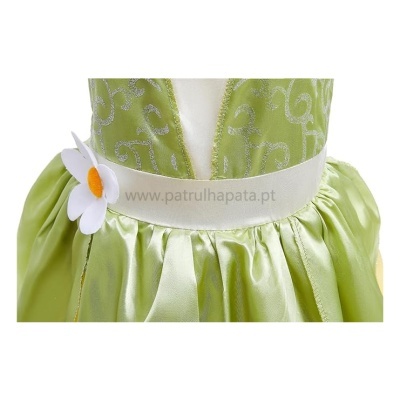 vestido de criança verde claro acetinado com cinto branco e flor decorativa