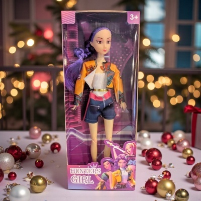 Boneca Hunters Girl em caixa transparente, fundo roxo, com cabelo roxo e roupa colorida