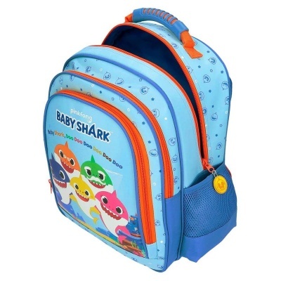 Mochila infantil azul claro com estampado Baby Shark colorido e fechos laranja