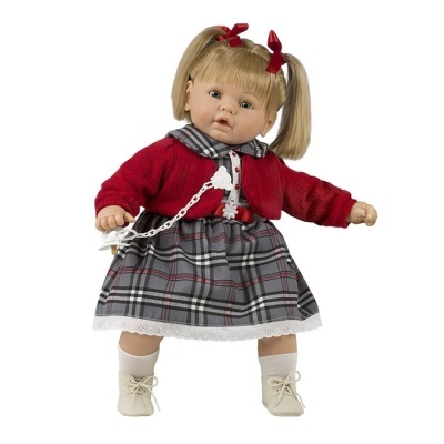 Boneca vestida com casaco vermelho e vestido xadrez cinza com sapatos creme