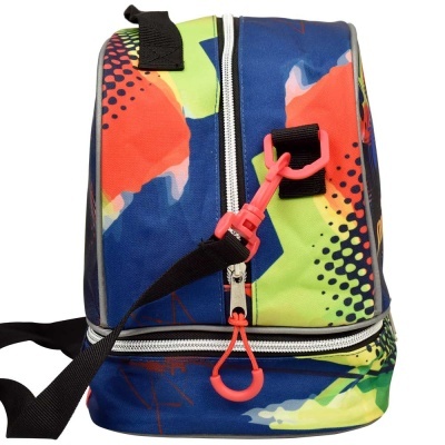 Mochila colorida com padrão abstrato e fechos de correr